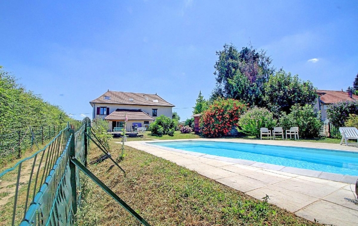 Maison LA TOUR-DU-PIN 194 m2 350 000 € Maison LA TOUR-DU-PIN 194 m2 350 000 €